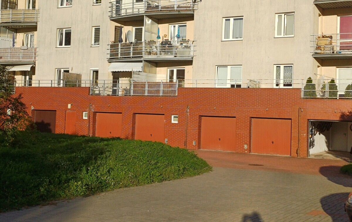 Elbląg Wynajmę garaż w bloku mieszkalnym ul. Żyrardowska, tuż obok centrum handlowego Ogrody.   W garażu ponad
