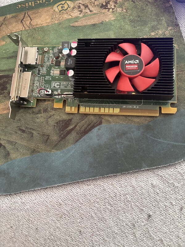 Elbląg Pamięć: 2 GB GDDR3.
Złącza: DisplayPort i DVI.
Interfejs: PCI Express.
Obsługuje rozdzielczość 4K.