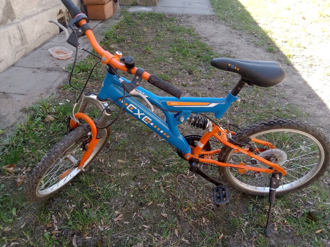 Elbląg Sprzedam rower chłopięcy niebiesko pomarańczowy z działającymi przerzutkami hamulcami i dzwonkiem jeszcze są