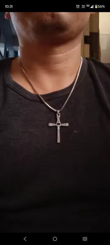 Elbląg Oferuję na sprzedaż elegancki łańcuszek z pięknym krzyżykiem, wykonany ze stali nierdzewnej wysokiej jakości,