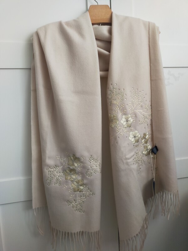 Elbląg Nowy, elegancki  SZAL 
 Idealny na  świąteczny prezent. 
Oryginalne efektowne opakowanie. 
dlugość; 180