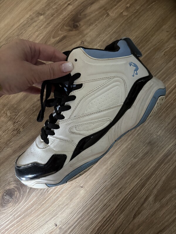 Elbląg Sprzedam męskie buty. Wszystkie rozmiar 42.Jordany 200 zł, pozostałe po 100 zł para.