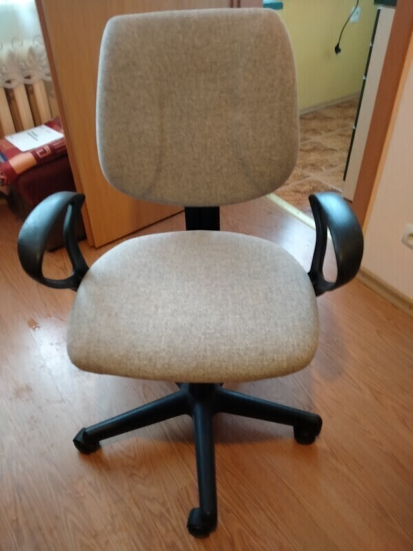 Elbląg Sprzedam krzesło /fotel na kółkach obrotowy kolor szary. Używany ale w bdb stanie. Cena 80 zł
