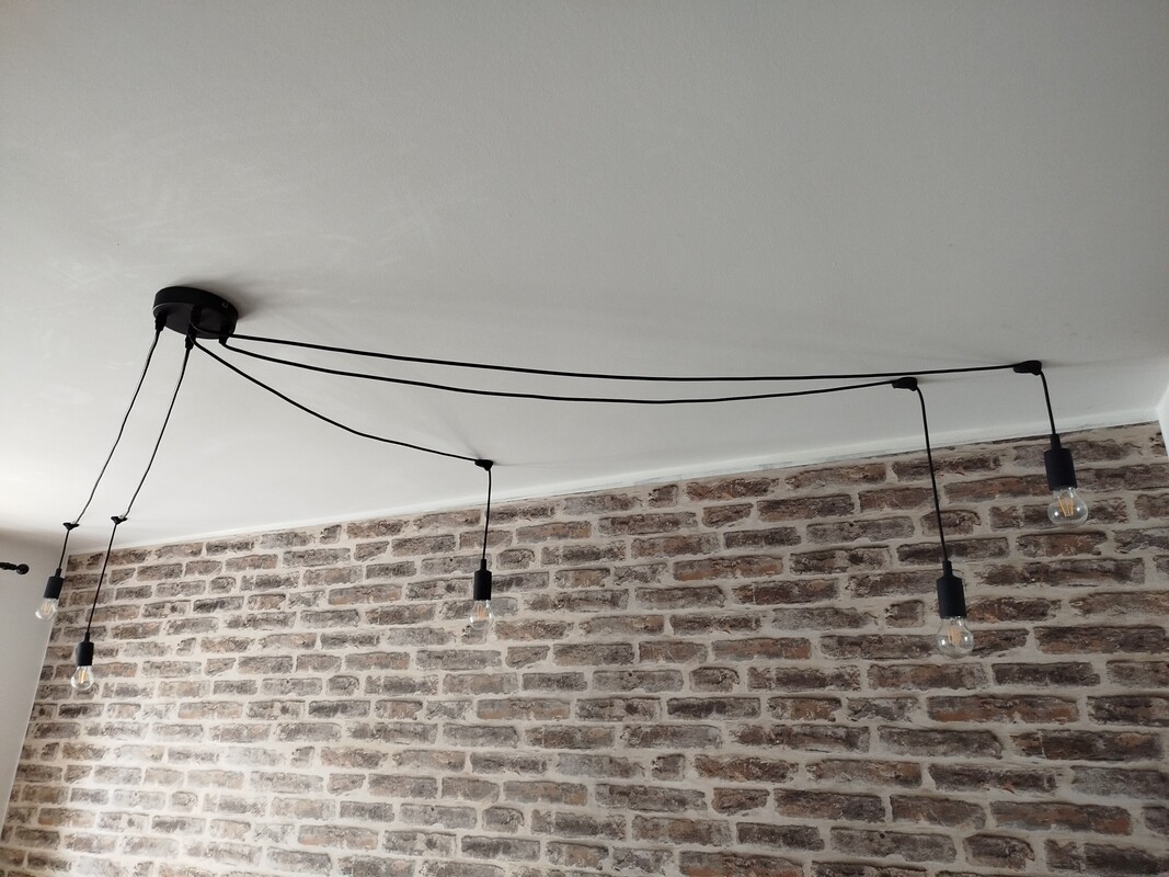 Elbląg Lampa pająk, stan używany, kolor czarny, bez żarówek, odbiór osobisty.