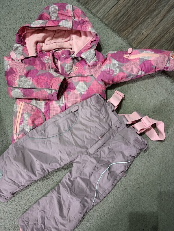 Elbląg Sprzedam kurtkę i spodnie śniegowe dla dziewczynki. Stan dobry. Kurtka posiada wady widoczne na zdjęciach.