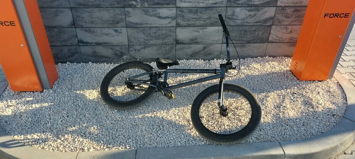 Elbląg Sprzedam rower BMX Kink Curb z 2022 roku w kolorze Matte Brushed Silver. Rower w bardzo dobrym stanie, gotowy do