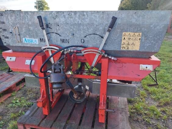Elbląg Sprzedam rozsiewacz nawozów abra 600kg z wałkiem, w bardzo dobrym stanie. Cena: 1600 zł Proszę o kontakt