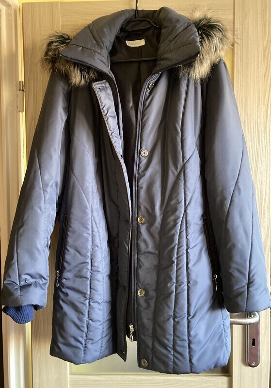 Elbląg Kurtka damska zimowa rozm.46
Kurtka przedłużana w kolorze ciemnego granatu (zdjęcie tego nie oddaje), rozm.46