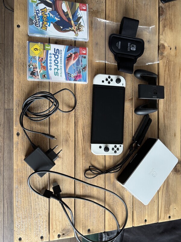 Elbląg Konsola Nintendo Switch Oled w kolorze biało czarnym. Urządzenie sprzedaje wraz z dwiema grami załączonymi na