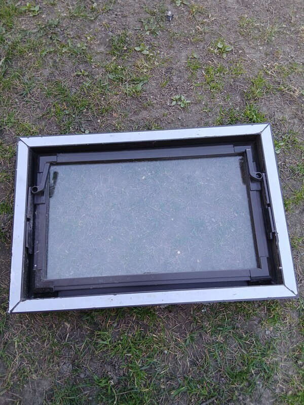 Elbląg Okno gospodarcze brązowe 40×60 używane jeden sezon, cena do negocjacji. Rama okna zabezpieczona oryginalną