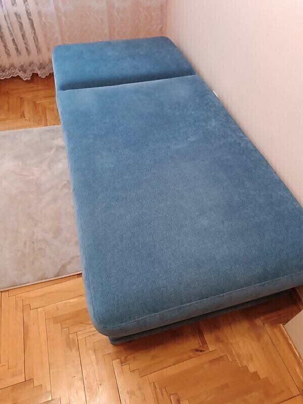 Elbląg Wygodna, jednoosobowa sofa łóżko. Mebel jest w bardzo dobrym stanie. Wymiary 90 cm na 200 cm, pojemnik na