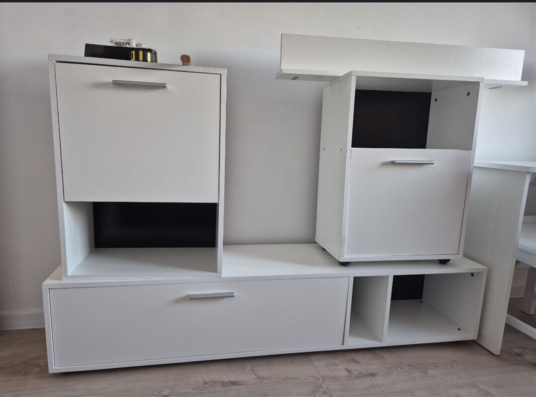 Elbląg Sprzedam używane meble. 
Stan oceniam na bardzo dobry. 
Wymiary:
Szafka pod TV: 
szerokość 160cm
Wysokość 31