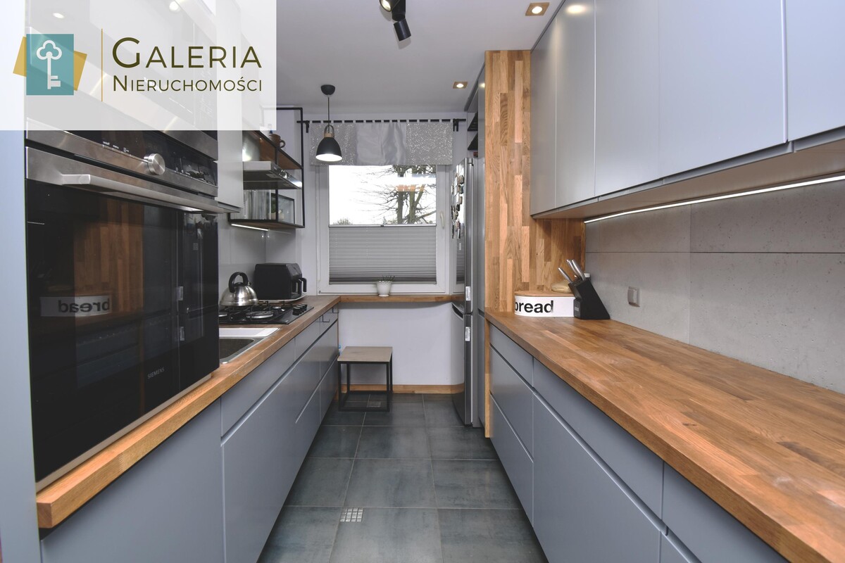 Elbląg GALERIA NIERUCHOMOŚCIZ pasji i miłości do nieruchomościNa sprzedaż:&nbsp; Trzy pokoje, parter, balkon, Nad