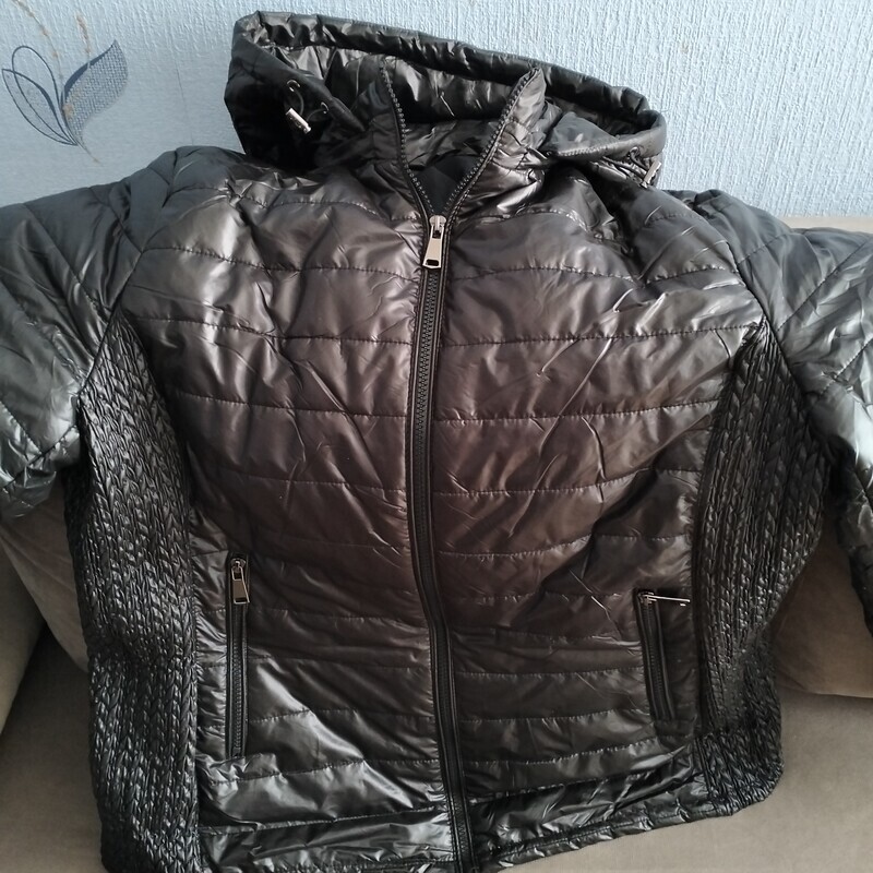 Elbląg Sprzedam okazyjnie kurtkę Pani rozmiar 44/46 z odpinanym kapturem, czarna ze względu na nietrafiony rozmiar.