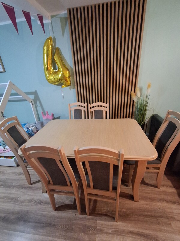 Elbląg Sprzedam dębowy solidny stół z 6 krzesłami. Wymiary 140x80,posiada 2 wkładki po 30cm do rozłożenia. Wymiary po