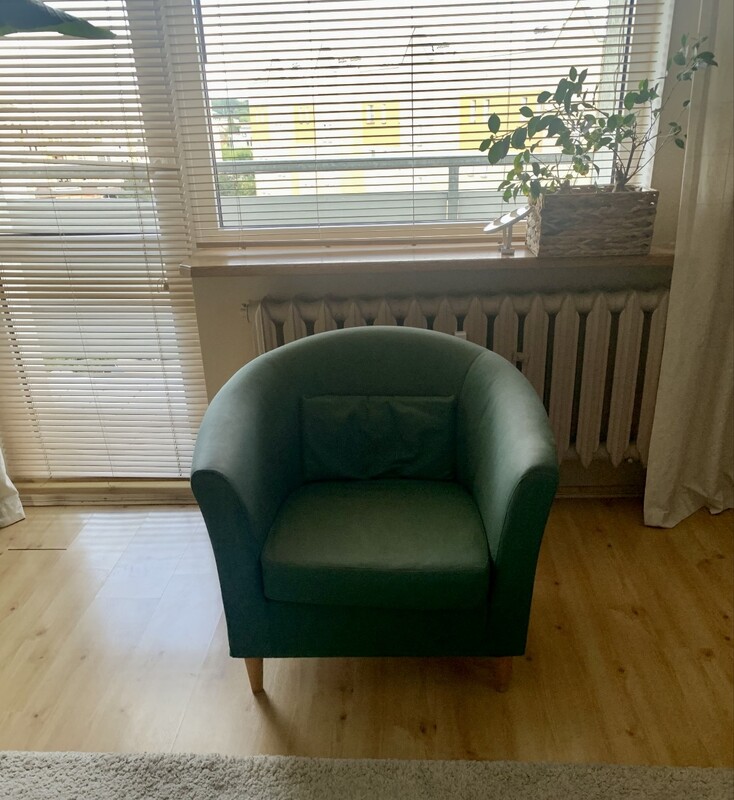 Elbląg IKEA ciemnozielony wygodny duży fotel na drewnianych nóżkach