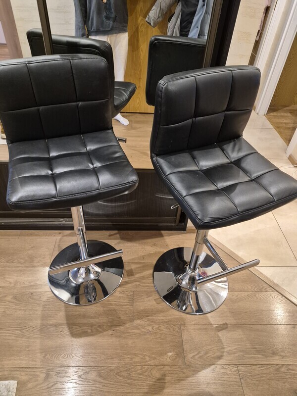 Elbląg Sprzedam dwa hokery barowe. 
Cena za dwie sztuki 150 zł. 
Material spod spodu jest do wymiany- widać na