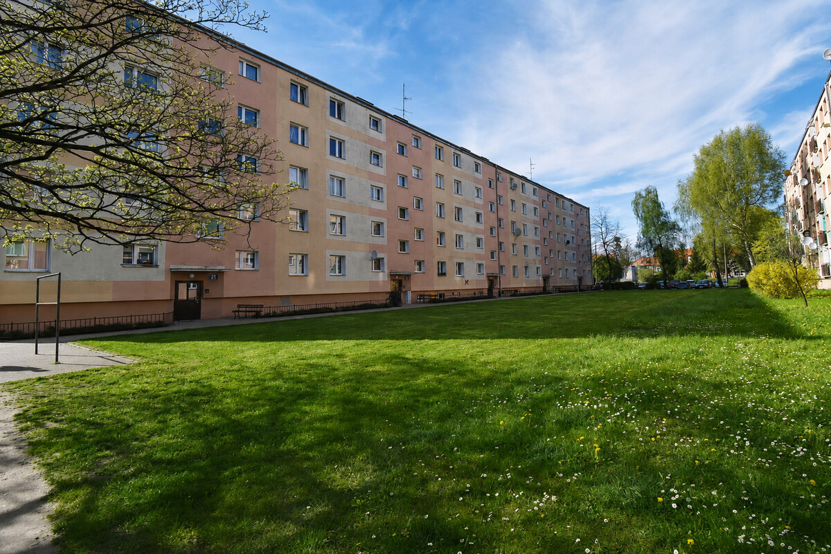 Elbląg Na sprzedaż 2 -pokojowe mieszkanie własnościowe o powierzchni 42,16 m², położone przy ul. Bażyńskiego w
