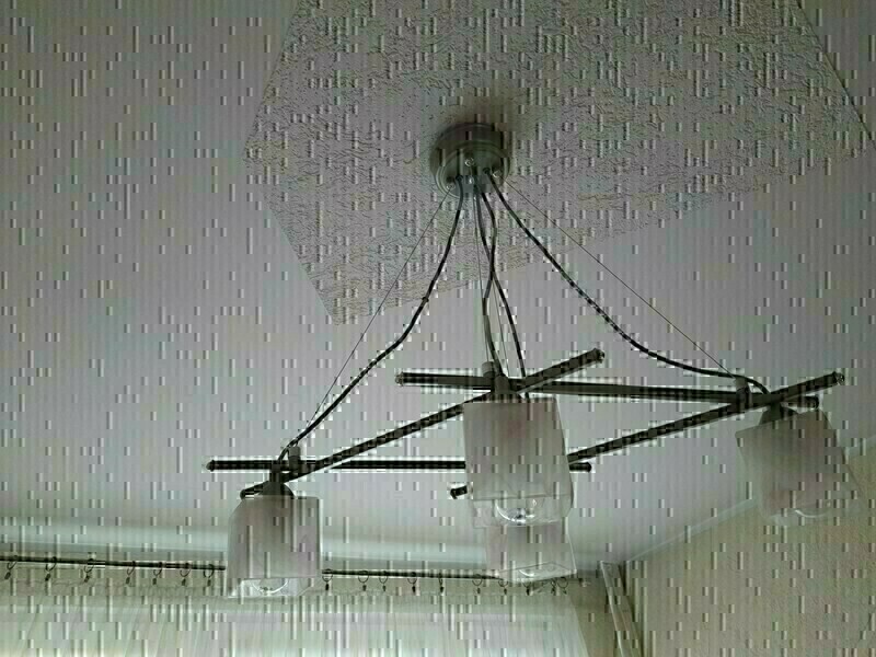 Elbląg Żyrandol, lampa sufitowa widoczna na zdjęciu. Sprzedam bo jestem przed remontem pokoju i chcę ją zmienić.