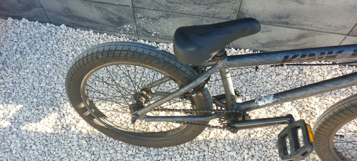 Elbląg Sprzedam rower BMX Kink Curb z 2022 roku w kolorze Matte Brushed Silver. Rower w bardzo dobrym stanie, gotowy do