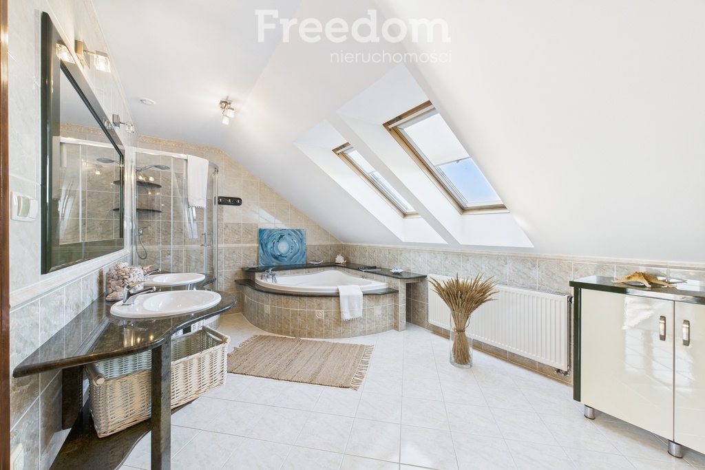 Elbląg FREEDOM NIERUCHOMOŚCISprzedam dom - Elbląg, Skierniewicka. Marzysz o życiu w spokojnej okolicy, ale z