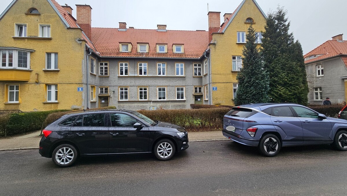 Elbląg BIURO NIERUCHOMOŚCISZULC& SZULCPowierzchnia mieszkania: 59 m2Garaż: 18 m2Ogródek: ok 100 m2Mieszkanie na