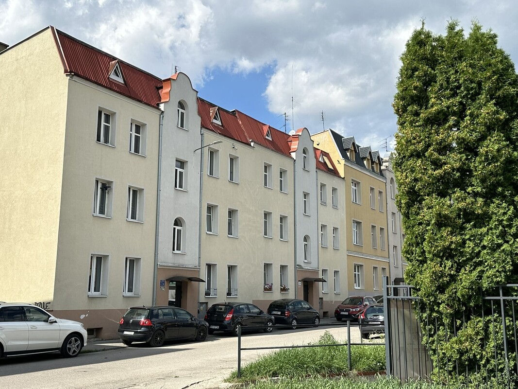 Elbląg Trzy osobne pokoje, oddzielna kuchnia, dwie piwnice i opcja garażu na podwórku. Mieszkanie w bardzo dobrym