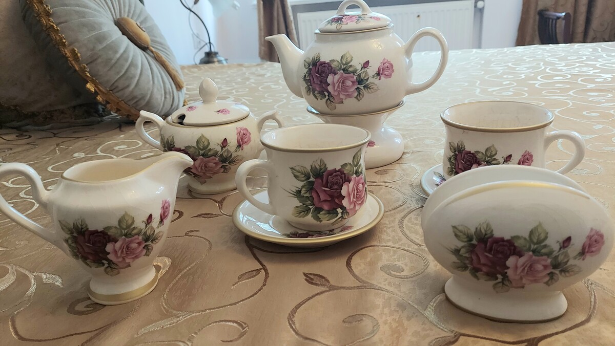 Elbląg Sofa Komoda PUF RATTAN WIKLINA PIĘKNY TEŻ JAKO STOLIK Zachwycający serwis w stylu angielskim oraz różne poduszki
