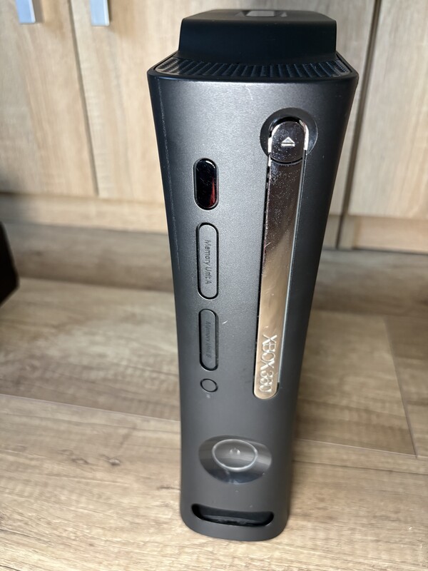 Elbląg Konsola Xbox 360 Sprzedam w pełni sprawną konsolę Xbox 360 w bardzo dobrym stanie, w zestawie z kablami i