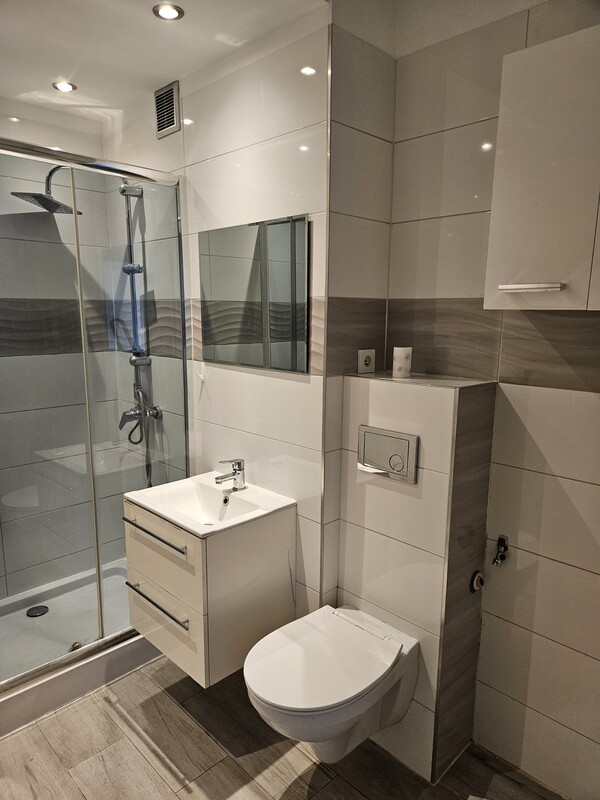 Elbląg Na sprzedaż – jasne i przytulne mieszkanie 2-pokojowe z balkonem na parterze.