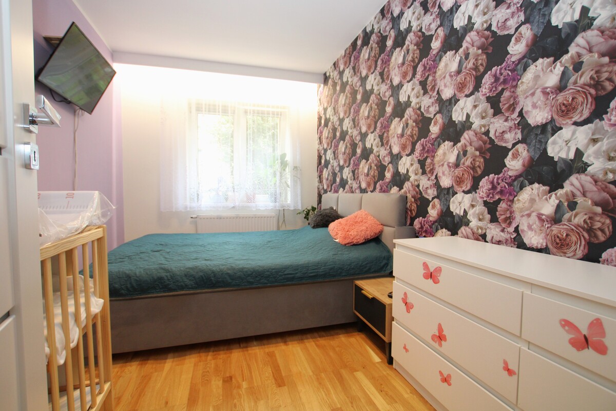 Elbląg NIERUCHOMOŚCI ANNA KRASZEWSKA Trzypokojowe mieszkanie po remoncie na parterze ul. Słoneczna