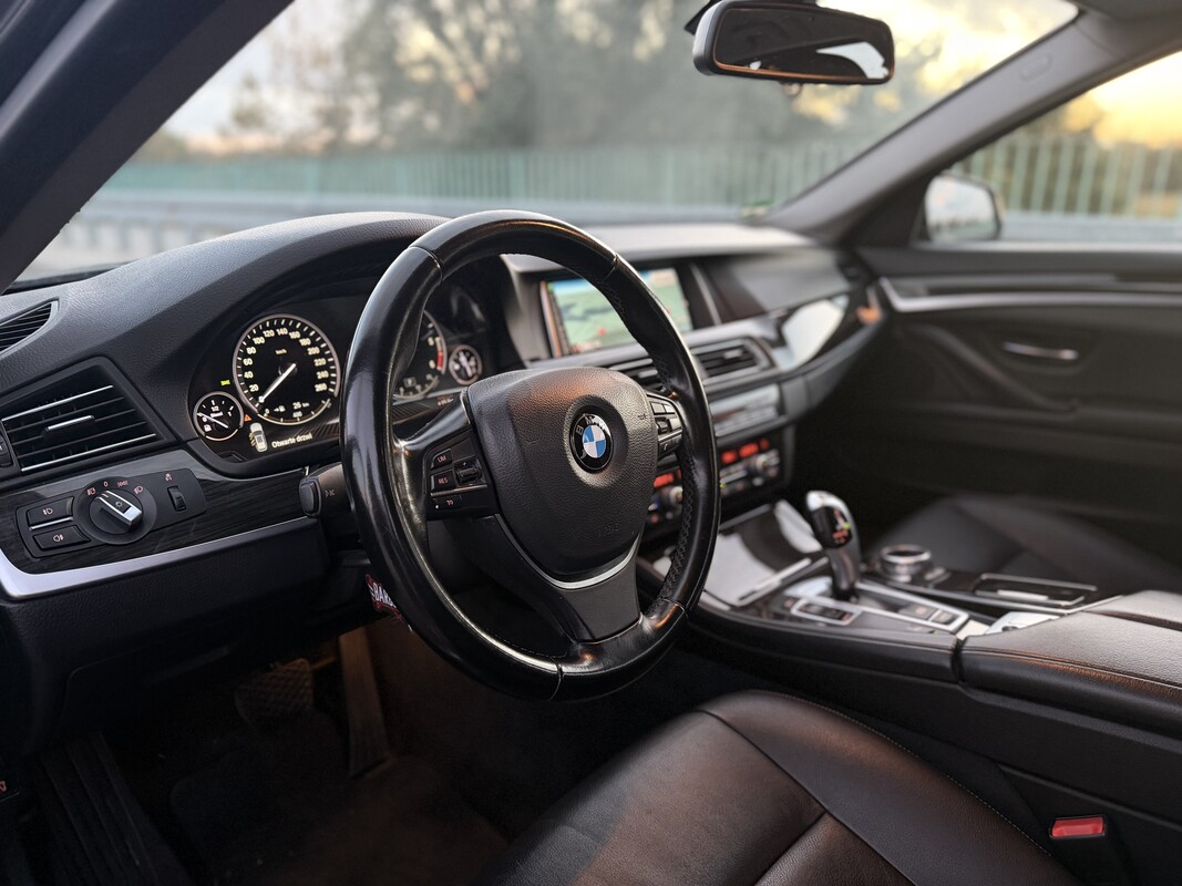 Elbląg BMW Serii 5 F11 520d Luxury Line z 2014 roku, wersja po liftingu, 190 KM, automat.