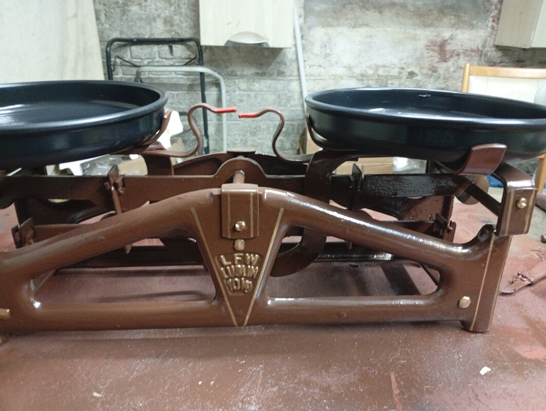 Elbląg sprzedam wagę szalkową po pełnej renowacji atrakcyjny wygląd kolor ciemna zieleń plus złocenia sprawna