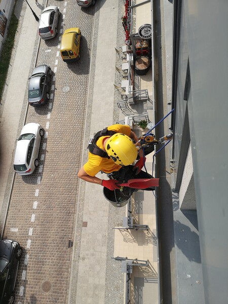 Elbląg PSW – Kompleksowe i Bezpieczne Usługi Wysokościowe z Wykorzystaniem Technik Alpinistycznych:Mycie,