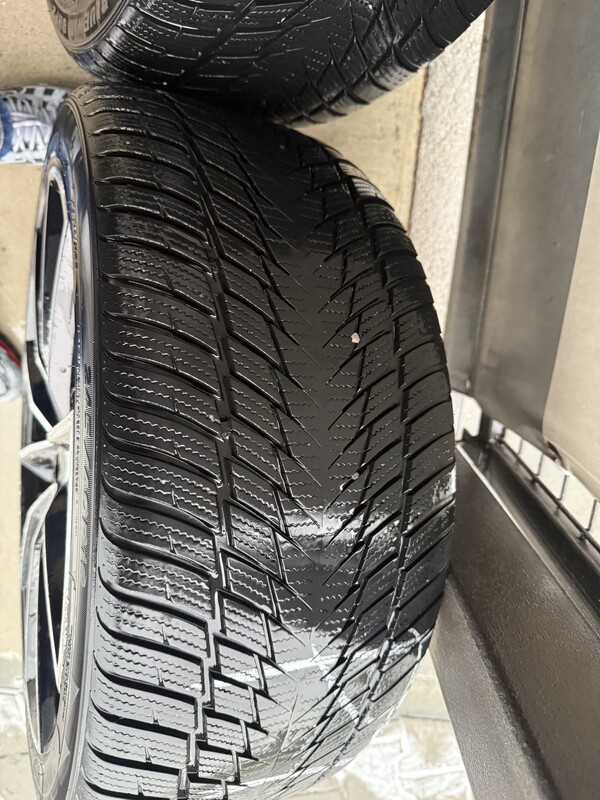 Elbląg Sprzedam Alufelgi z oponami zimowymi 245/40/R19.Rozstaw 5x112.Felgi w dobrym stanie 2 posiadają lekkie ślady