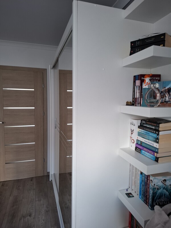 Elbląg Nowoczesna, biała szafa z kolekcji Agata Meble. Posiada dwie przesuwne drzwi, które zapewniają wygodny dostęp