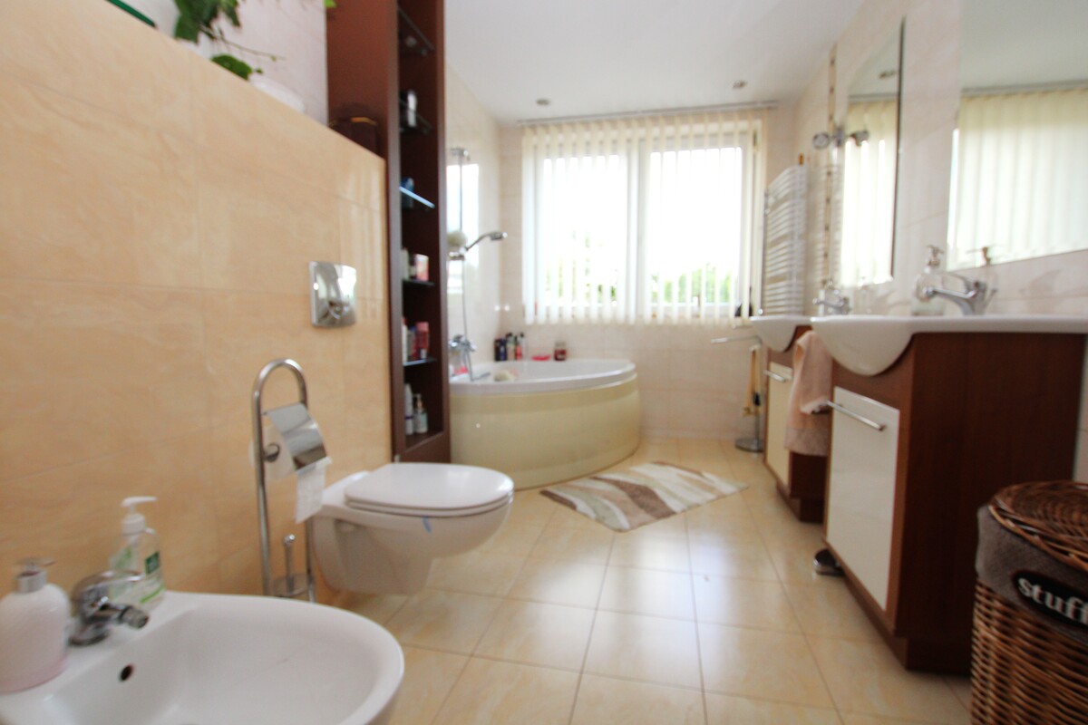 Elbląg NIERUCHOMOŚCI ANNA KRASZEWSKA Inwestycja w komfort i jakość: solidny wolnostojący dom z dużym garażem