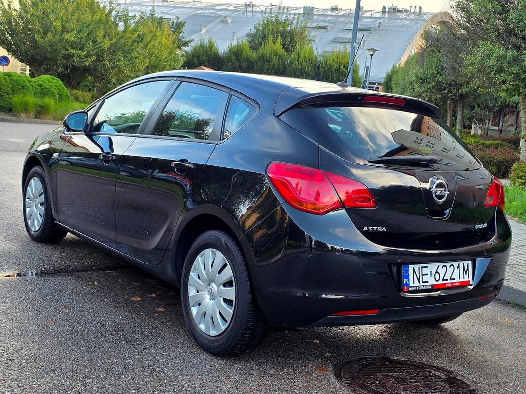 Elbląg Opel astra 1.4 benzynkaGrzana kierownica/fotele czujniki parkowania KlimatyzacjaZAREJESTROWANY2012
