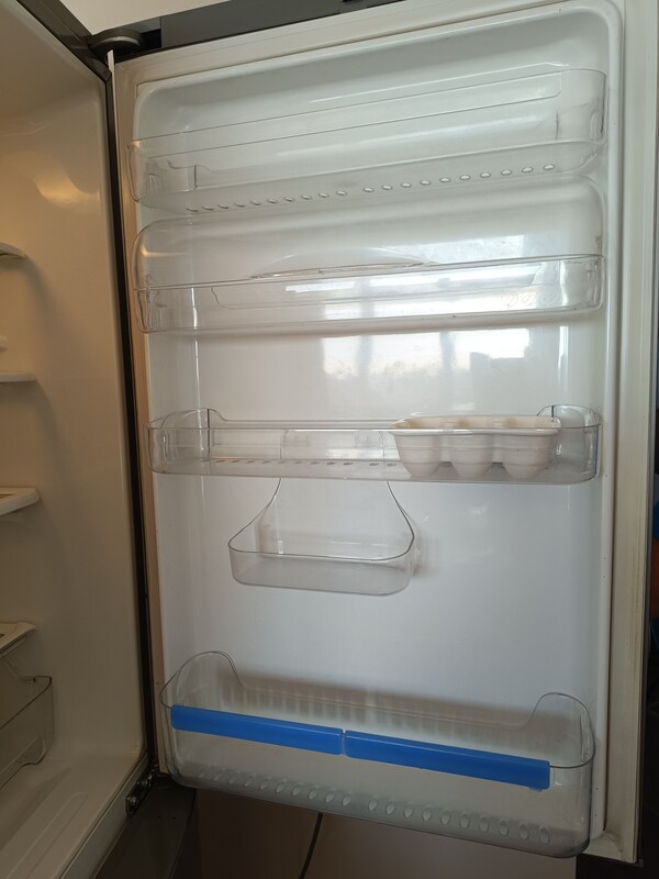 Elbląg Sprzedam lodówke z zamrażarką i kostkarką do lodu firmy LG Electrocool, Wymiary szer.60 wys.179cm. Odbiór
