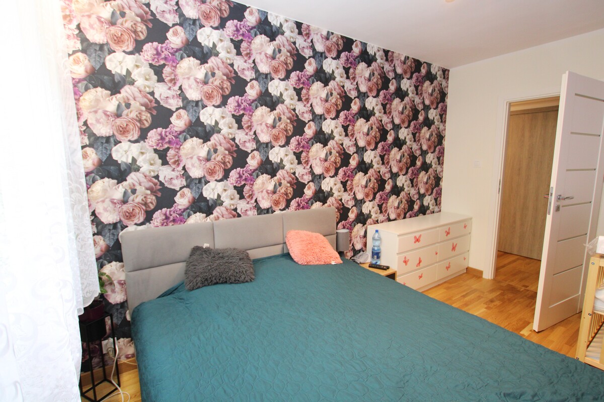 Elbląg NIERUCHOMOŚCI ANNA KRASZEWSKA Trzypokojowe mieszkanie po remoncie na parterze ul. Słoneczna