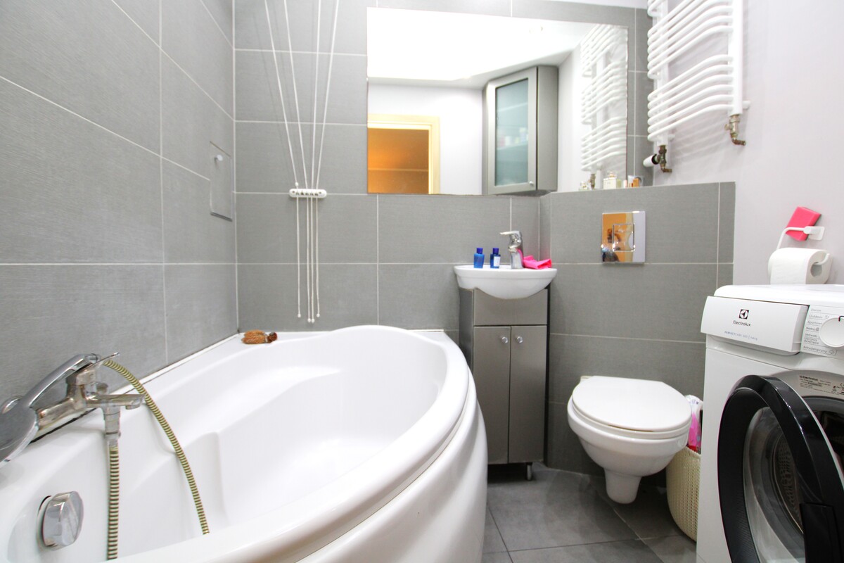 Elbląg NIERUCHOMOŚCI ANNA KRASZEWSKA Umeblowana kawalerka do wynajęcia w centrum miasta ul.12 Lutego