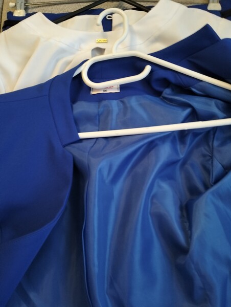 Elbląg Pilnie sprzedam kostium koloru fuksja, spódnica na podszewce, szyta na zamówienie, rozmiar 44..
Do tego są