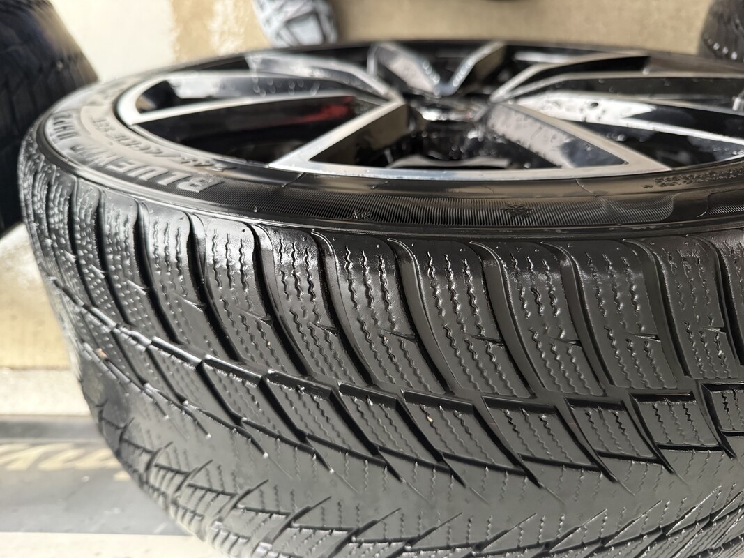 Elbląg Sprzedam Alufelgi z oponami zimowymi 245/40/R19.Rozstaw 5x112.Felgi w dobrym stanie 2 posiadają lekkie ślady