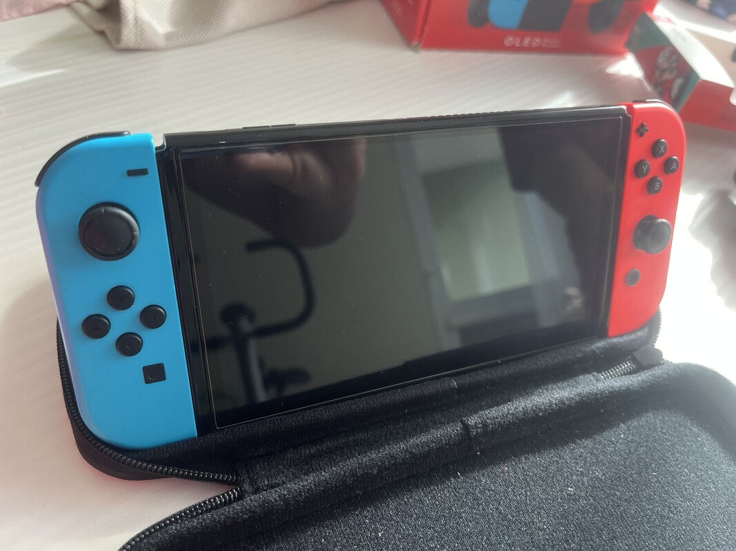 Elbląg 🎮 Sprzedam zestaw Nintendo Switch Oled. Konsola działa bez zastrzeżeń. ✅ W skład zestawu wchodzi: