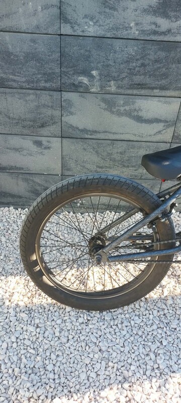 Elbląg Sprzedam rower BMX Kink Curb z 2022 roku w kolorze Matte Brushed Silver. Rower w bardzo dobrym stanie, gotowy do