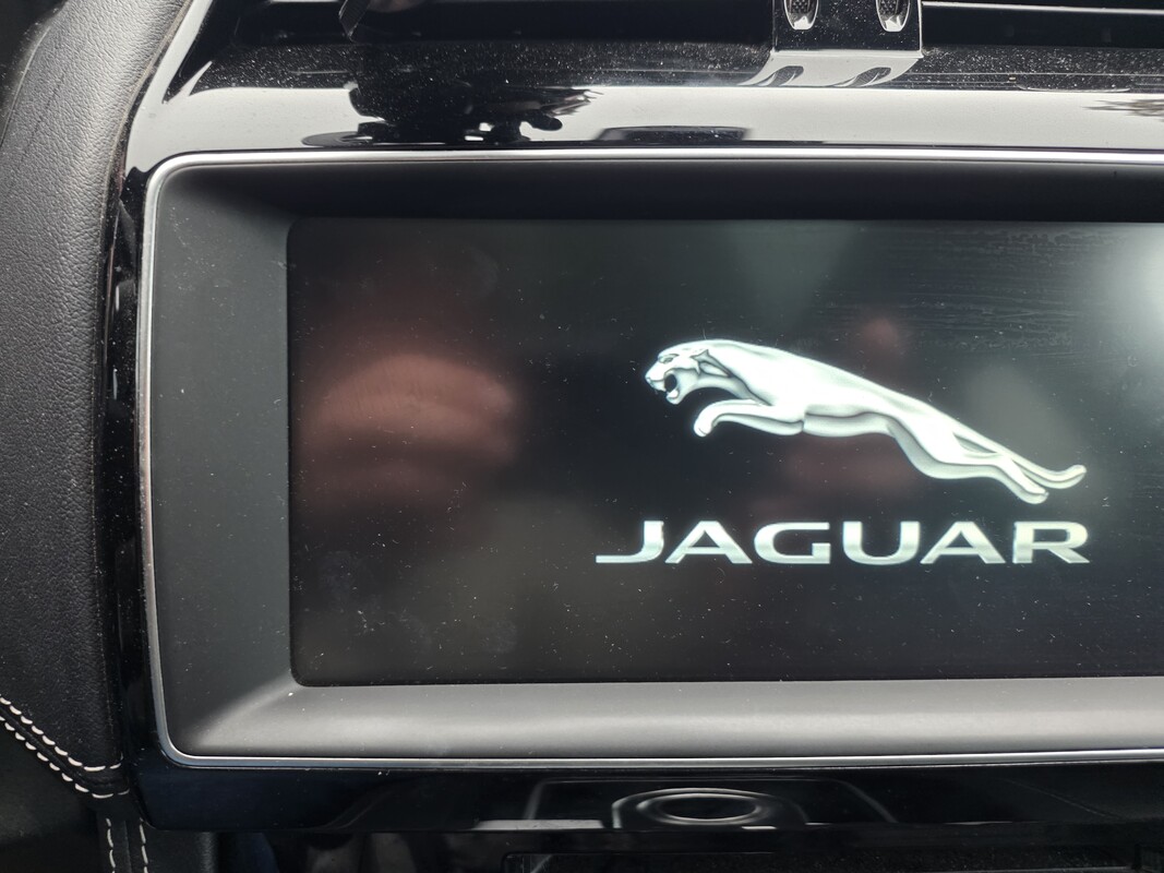 Elbląg Sprzedam mojego prywatnego Jaguara F-Pace w wersji R-Sport AWD z 2018 roku. Jest to elegancki SUV w kolorze