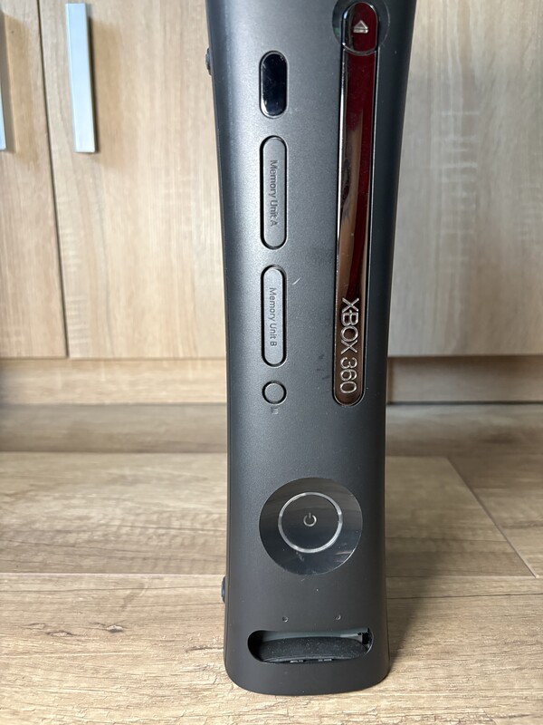 Elbląg Konsola Xbox 360 Sprzedam w pełni sprawną konsolę Xbox 360 w bardzo dobrym stanie, w zestawie z kablami i