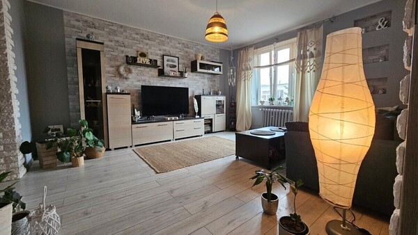 Elbląg BIURO NIERUCHOMOŚCISZULC& SZULCPowierzchnia mieszkania: 59 m2Garaż: 18 m2Ogródek: ok 100 m2Mieszkanie na