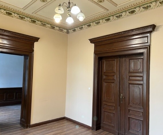 Elbląg klimatyczny lokal w zabytkowym pałacyku do wynajęcia trzy pomieszczenia biurowe o pow.67m²  *sala