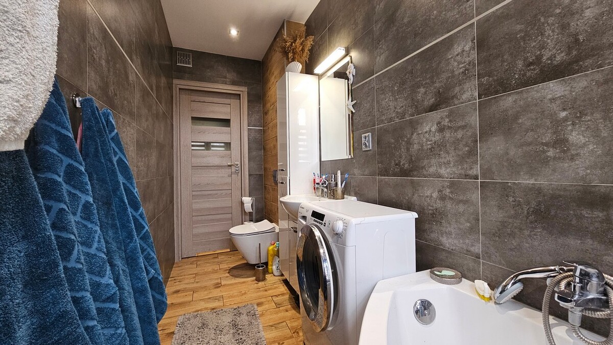 Elbląg BIURO NIERUCHOMOŚCISZULC& SZULCPowierzchnia mieszkania: 59 m2Garaż: 18 m2Ogródek: ok 100 m2Mieszkanie na